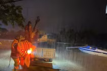 Xuyên đêm ứng cứu người dân vùng lũ Quảng Bình