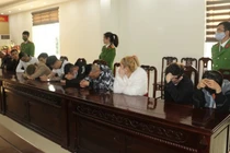 Đột kích quán karaoke, bắt quả tang nhóm nam nữ đang "bay lắc"