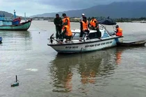 Tìm kiếm hai vợ chồng mất tích trên sông Đà Nông