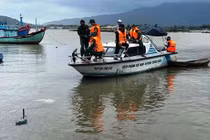 Tìm kiếm hai vợ chồng mất tích trên sông Đà Nông