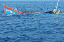 Sóng biển đánh chìm 2 tàu cá, 3 ngư dân mất tích