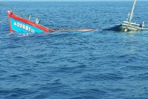 Sóng biển đánh chìm 2 tàu cá, 3 ngư dân mất tích