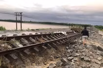 Ảnh hưởng bão Trà Mi, đường sắt đoạn qua Quảng Trị bị sói lở nghiêm trọng