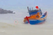 Sóng đánh chìm tàu cá, 9 ngư dân bơi vào bờ an toàn