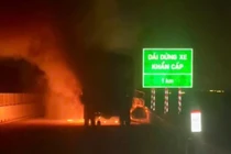 Bình Thuận: Xe tải bất ngờ bốc cháy trên cao tốc Vĩnh Hảo - Phan Thiết