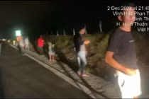 Dừng xe trên cao tốc cho khách đi vệ sinh, tài xế bị phạt 11 triệu