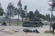 Va chạm với xe tải hạng nặng, 2 mẹ con tử vong tại chỗ