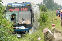 Nghệ An: Lật xe khách khiến 2 người tử vong