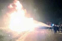 Đang lưu thông trên đường, xe container bốc cháy dữ dội