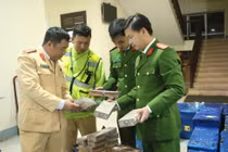 Bắt giữ 2 đối tượng vận chuyển hơn 35.000 gói thuốc lá lậu