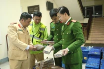 Bắt giữ 2 đối tượng vận chuyển hơn 35.000 gói thuốc lá lậu