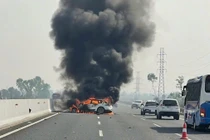 Cao tốc Hà Nội - Hải Phòng ùn tắc do ô tô bốc cháy