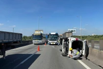 Ô tô 7 chỗ lật trên cao tốc sau va chạm với xe khách