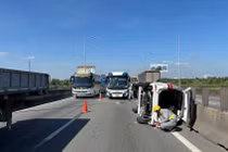 Ô tô 7 chỗ lật trên cao tốc sau va chạm với xe khách