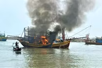 Tàu cá bất ngờ bốc cháy dữ dội tại bãi neo đậu