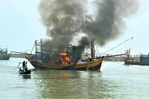 Tàu cá bất ngờ bốc cháy dữ dội tại bãi neo đậu