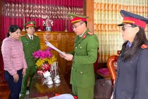 “Biển thủ” gần 1 tỷ đồng, cửa hàng trưởng bị khởi tố