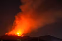 Xem núi lửa phun dung nham cao 3.000m đỏ rực bầu trời