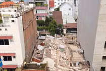 Khoảnh khắc nhà 4 tầng ở TP HCM bất ngờ đổ sập