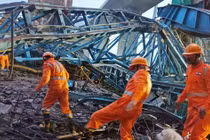 Sập cần cẩu khổng lồ ở Ấn Độ, 20 người thiệt mạng