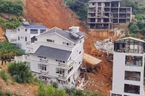 Hiện trường vụ sạt lở kinh hoàng tại Đà Lạt, vùi lấp người và tài sản