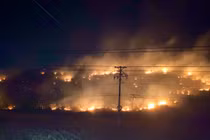 Cháy lớn trên đồi bằng lăng gần núi Tàu ở Bình Thuận