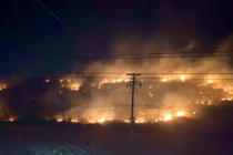 Cháy lớn trên đồi bằng lăng gần núi Tàu ở Bình Thuận