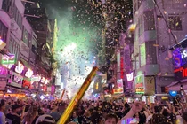 Pháo hoa rực sáng, phố Tây Bùi Viện ngập trong không khí chào năm mới 2025