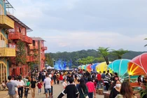 Dịp 30/4 -1/5: Du khách đổ về Măng Đen ngắm ”Đại lộ hoàng hôn”