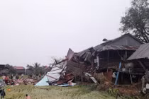 Gió lốc khiến hơn 100 ngôi nhà tốc mái, nhiều người bị thương
