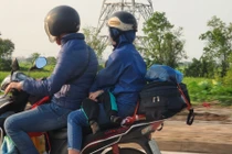 Chưa hết nghỉ lễ, người dân lỉnh kỉnh đồ đạc sớm kéo về Hà Nội