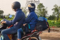 Chưa hết nghỉ lễ, người dân lỉnh kỉnh đồ đạc sớm kéo về Hà Nội