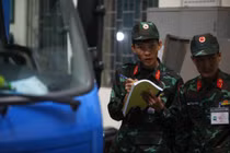 Cận cảnh kiểm định viên quân sự tập huấn đăng kiểm xe trong đêm