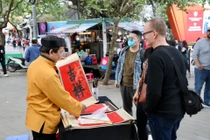 Phố đi bộ Hồ Gươm nhộn nhịp trong ngày đầu năm mới