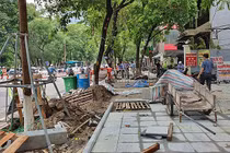 Ai chịu trách nhiệm vụ lát đá vỉa hè nhanh hỏng ở Hà Nội?