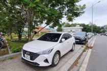 Vỉa hè Công viên hồ điều hòa Mai Dịch “biến” thành điểm đỗ xe