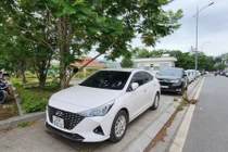 Vỉa hè Công viên hồ điều hòa Mai Dịch “biến” thành điểm đỗ xe