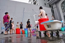 Hà Nội cắt nước sạch giữa nắng nóng: Dân bỏ tiền mua, kiện được không?