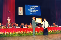 Kỷ niệm nhận Huân chương Hạng nhất Liên hiệp Hội Việt Nam