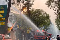 Hà Nội: Nhà hàng bò tơ quán mộc ở Mỹ Đình bất ngờ cháy lớn