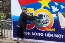 Xác định người phụ nữ rạch banner chào mừng Ngày Giải phóng miền Nam