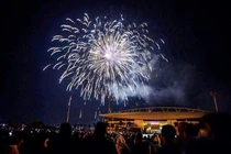 Chen chân ngắm pháo hoa tuyệt đẹp ở sân vận động Mỹ Đình