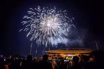 Chen chân ngắm pháo hoa tuyệt đẹp ở sân vận động Mỹ Đình
