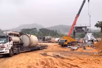 Phá dỡ trạm bê tông trái phép ở Ba Vì