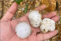 Mưa đá to bằng quả trứng gà rơi dày đặc ở Hà Giang