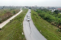 Đê Ngọc Tảo nứt gãy, hiểm hoạ giao thông rình rập