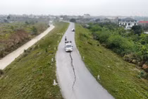 Đê Ngọc Tảo nứt gãy, hiểm hoạ giao thông rình rập