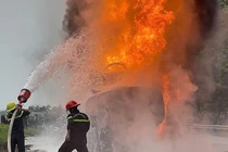 Xe bồn chở xăng cháy dữ dội trên cao tốc Nội Bài - Lào Cai