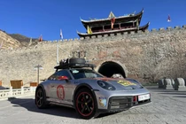 Đại gia Hải Phòng lại "xách" Porsche 911 Dakar phượt Trung Quốc