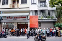 Hàng trăm người xếp hàng mua bánh Trung thu truyền thống ở Hà Nội